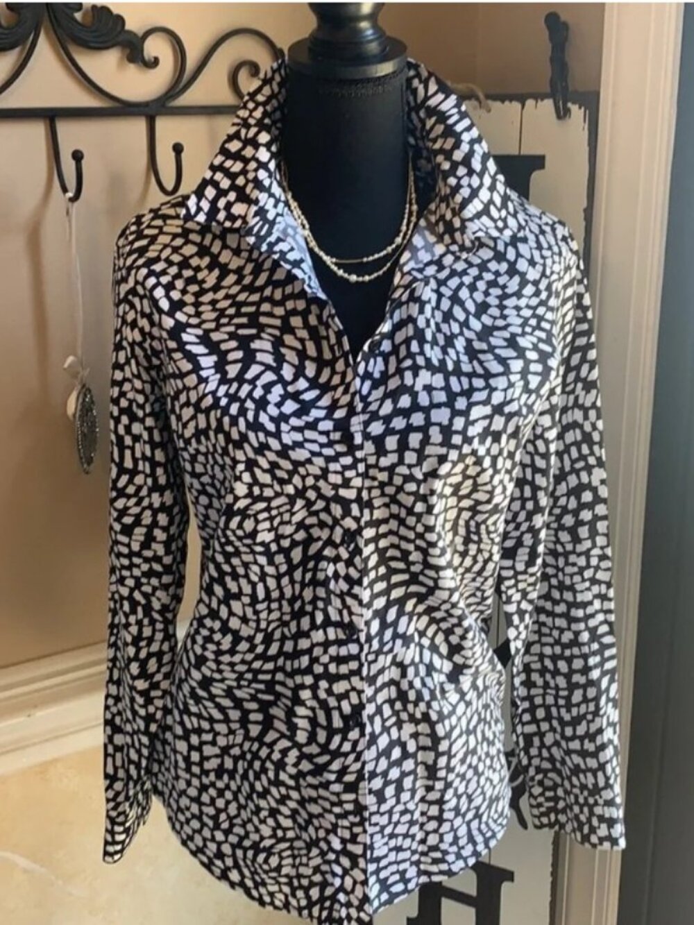 Chico’s Black and White No-Iron Blouse Size 0